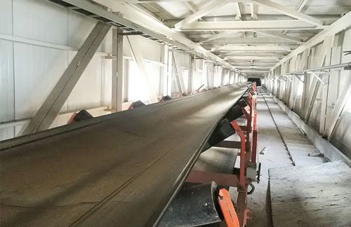 Belt conveyor training device, mine belt conveyor training device, mine belt conveyor electrical training device